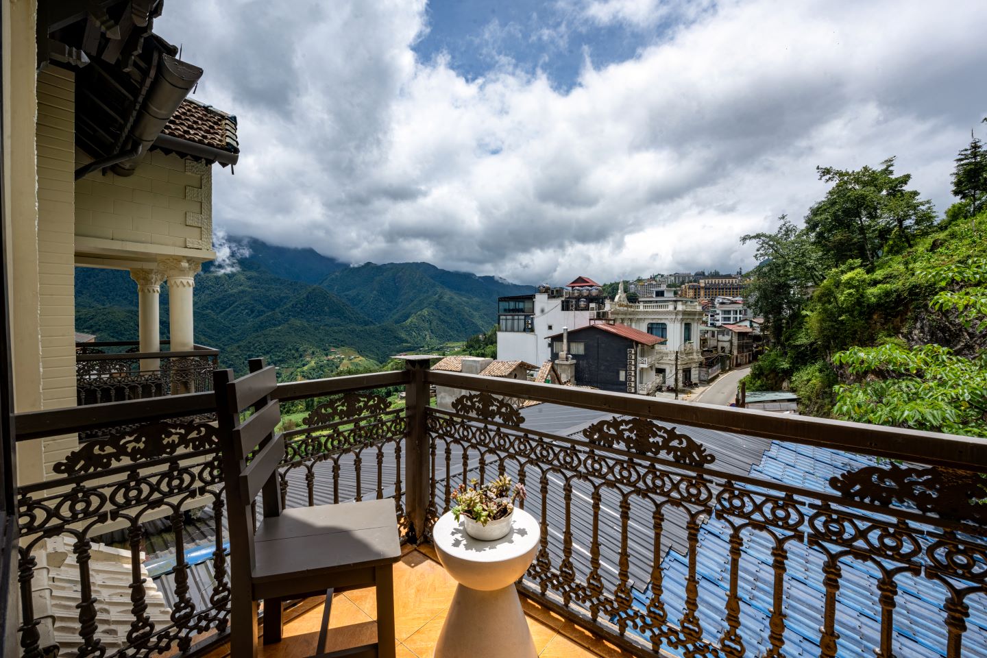 Private balcony with seating overlooking the Sa Pa valley and peaks