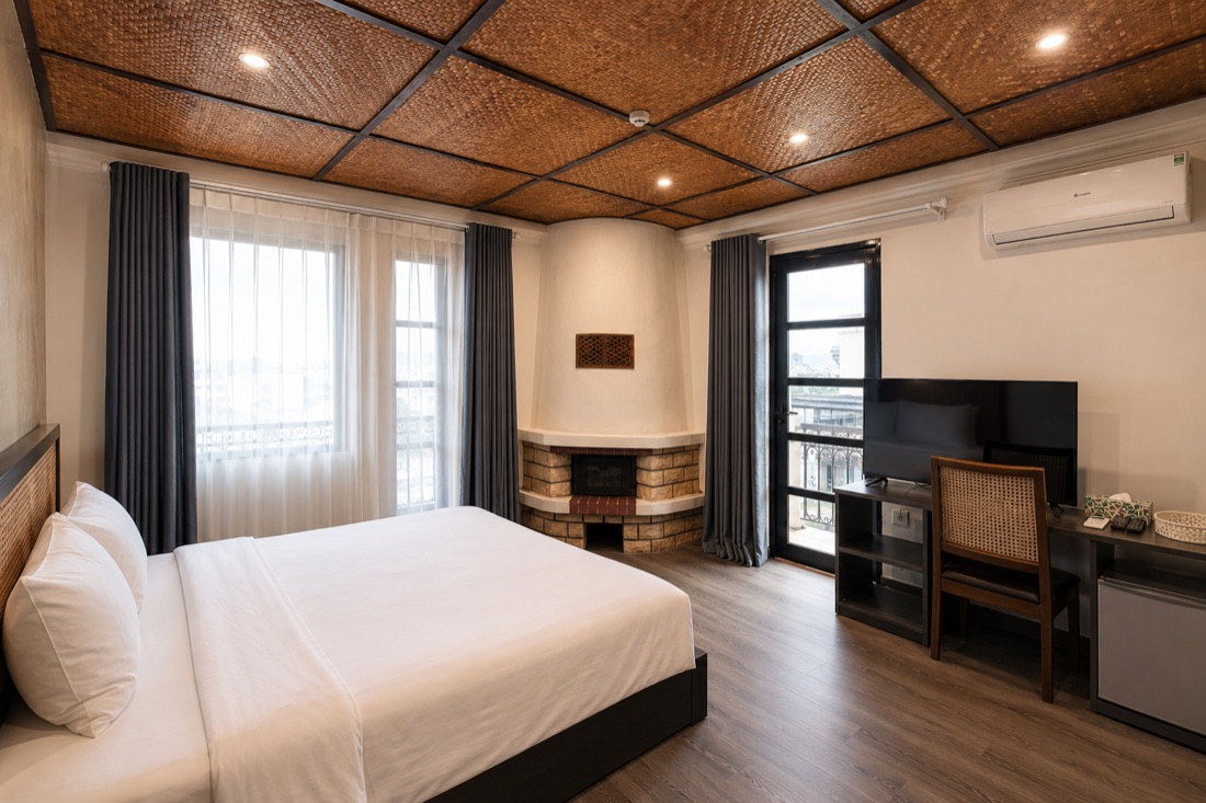 Panorama Balcony room on the top floor — corner fireplace, writing desk and balcony doors